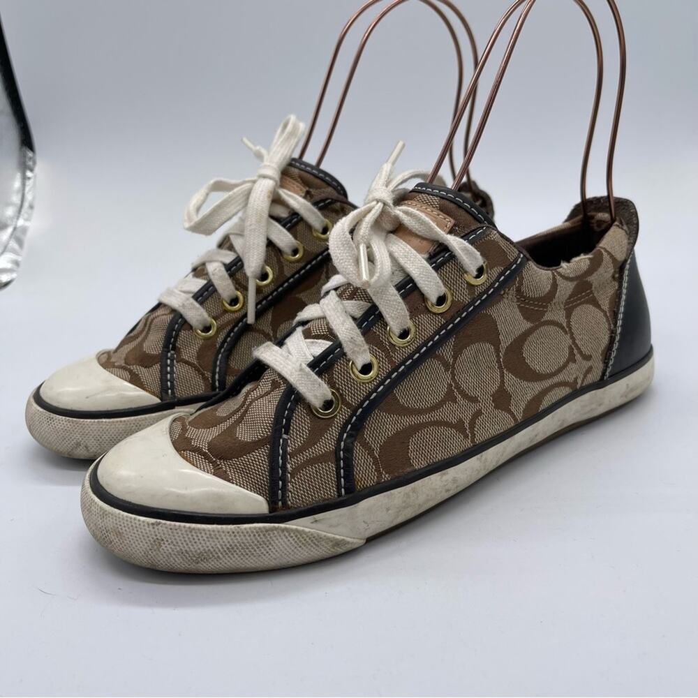 Coach, Lace Up Low Shoes. Size 7B. In good used condition!